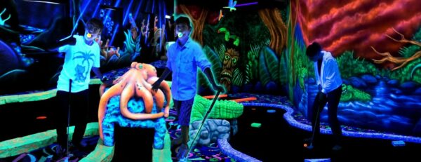 Blacklight minigolf